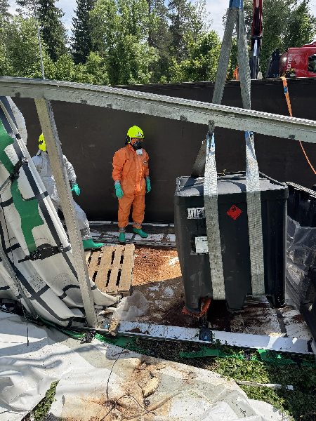 Gefahrgutunfall mit LKW forderte stundenlangen Großeinsatz (Bild 2)